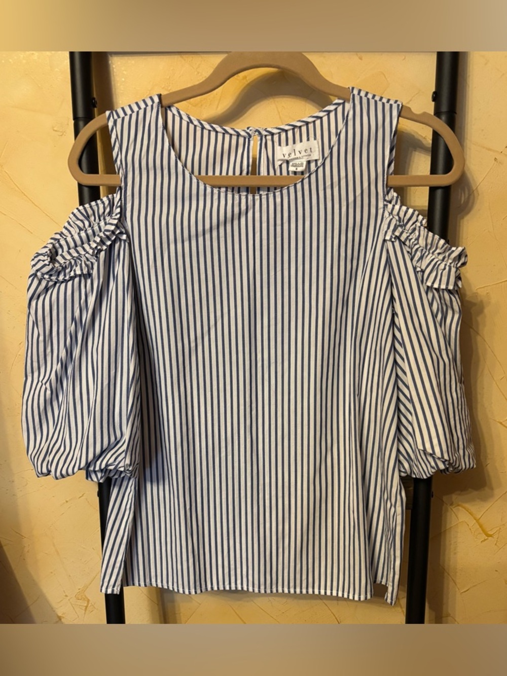 Velvet by Graham & Spencer Size S Blue and White Striped Cold-Shoulder Blouse